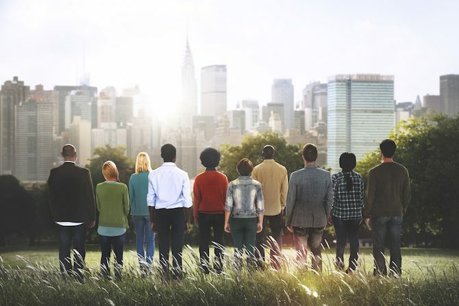 diverse groep mensen kijken naar de stad