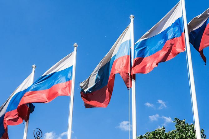 Uw gids voor de internationale web-Russische vlag 670x447