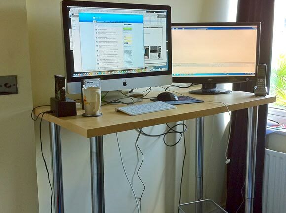 Bekijk James 'Home Setup [Show & Tell] stadning desk ikea