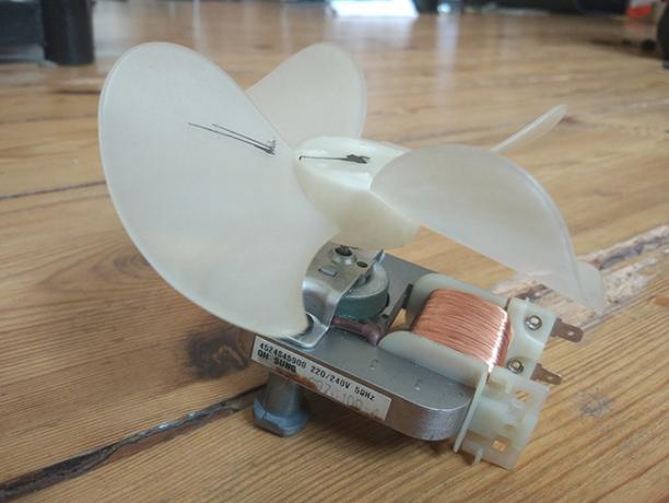 Veilig uit elkaar halen van een magnetron en wat te doen met de onderdelenventilator