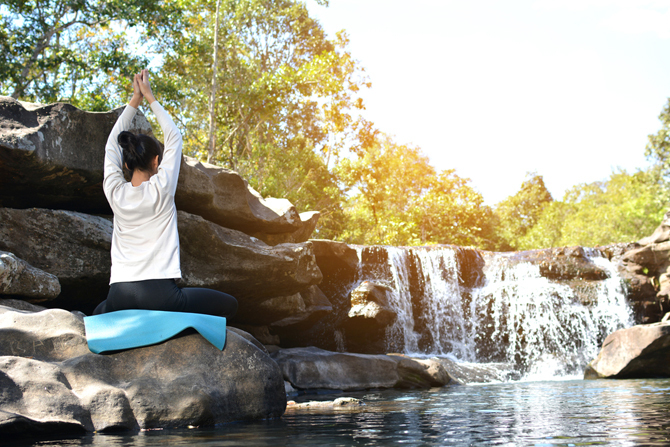 Ontspanning bij waterval en meer