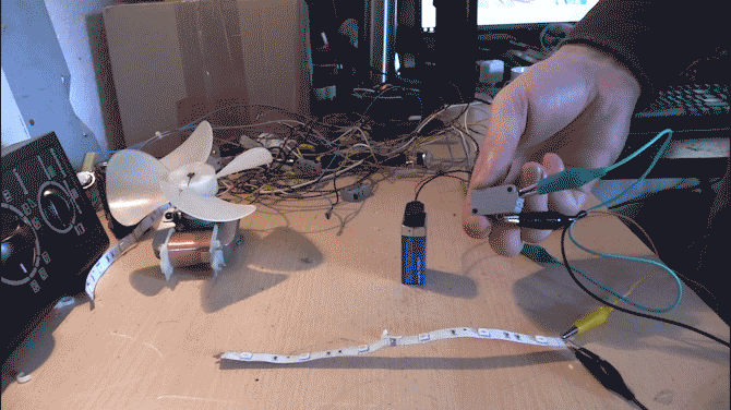 Veilig uit elkaar halen van een magnetron en wat te doen met de drukknop Onderdelen