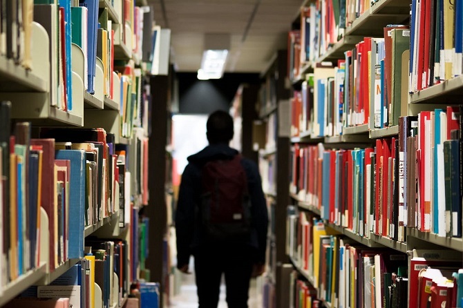 student in een bibliotheek