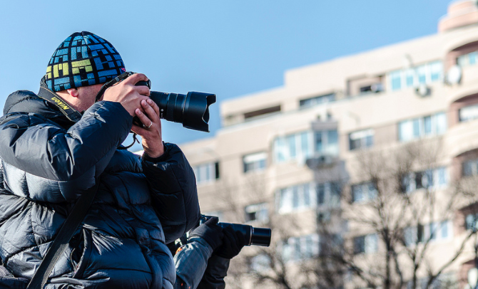 man fotograaf in de winter