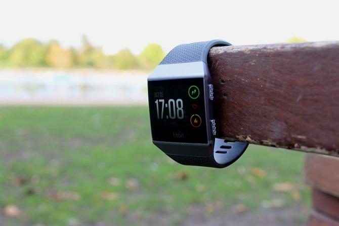 Fibit Ionische smartwatch in een park