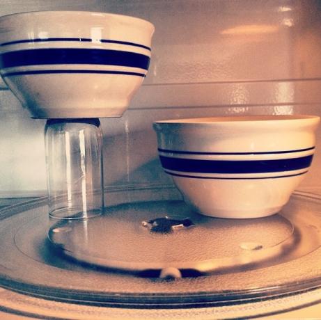 Instagram-Life-Hacks-Fit-Two-Bowls-Magnetron-Oven