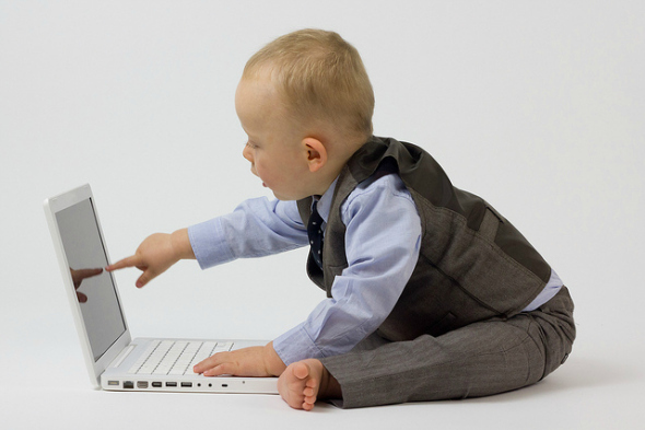 Op welke leeftijd moeten kinderen worden blootgesteld aan technologie? [You Told Us] laptop baby1