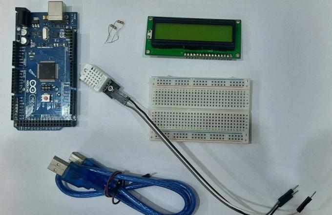 Arduino Mega met sensor, LCD, breadboard, weerstanden en connectoren