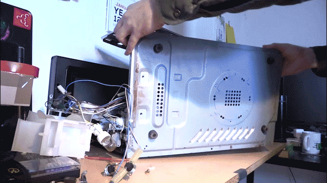 Veilig uit elkaar halen van een magnetron en wat te doen met de achterplaatmotor van de onderdelen
