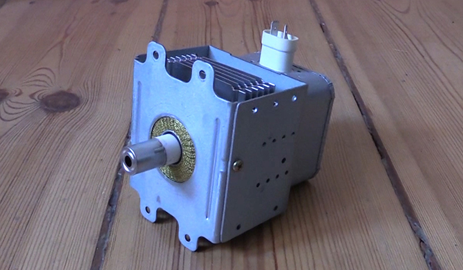 Hoe veilig een magnetron uit elkaar te halen en wat te doen met de onderdelen magnetron