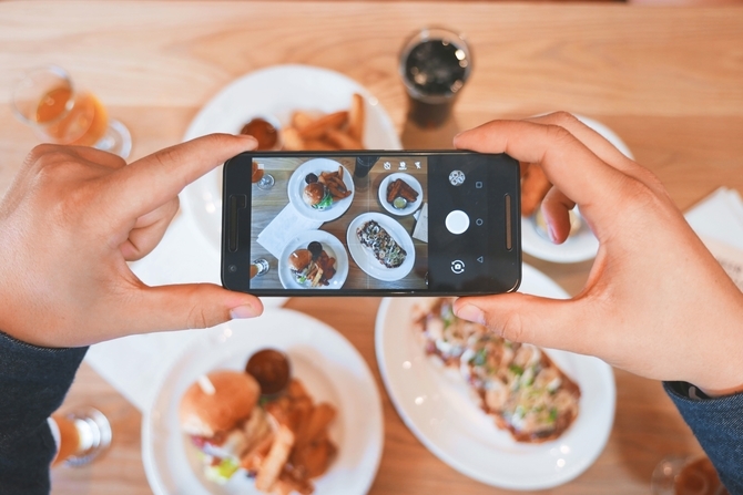 foto nemen van maaltijd met smartphone