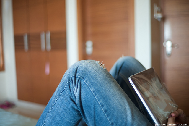 iPad op Tanmay's spijkerbroek