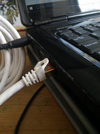 Ethernet-kabel aangesloten op laptop