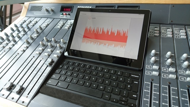 Podcasting studioapparatuur met laptop en klankbord