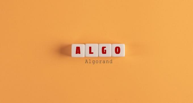 algo gespeld in scrabble letters op oranje achtergrond