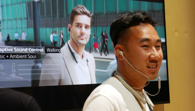 Sonly medewerker die de Sony WI-1000XM2-hoofdtelefoon draagt ​​op IFA 2019.