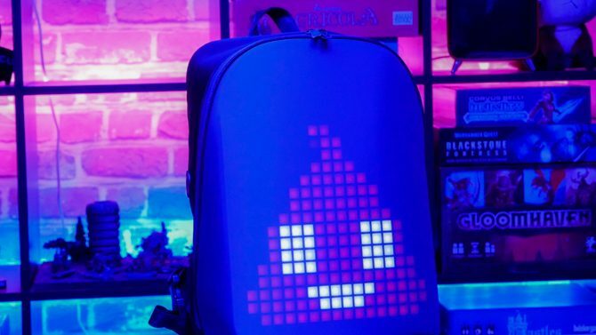 Divoom Pixoo Backpack: Light Up The World (met Pixel Art) pixoo rugzak emoji 670x377