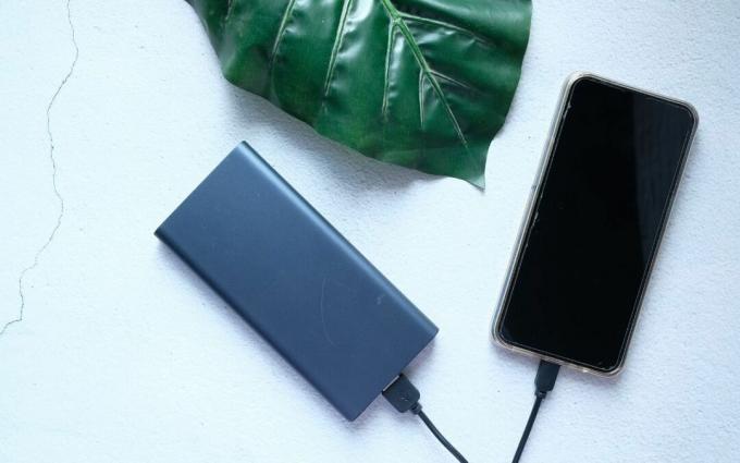 Powerbank voor het opladen van mobiele apparaten op tafel