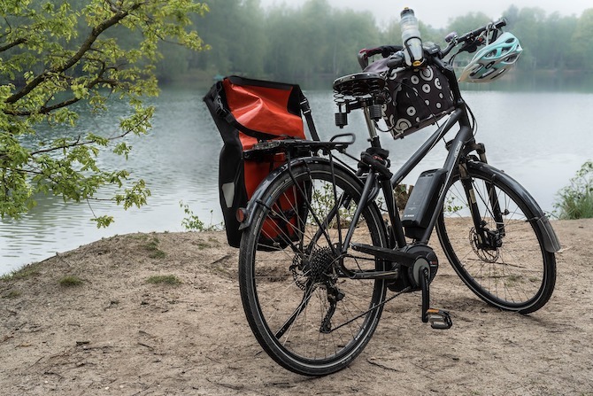 E-bike naast een meer