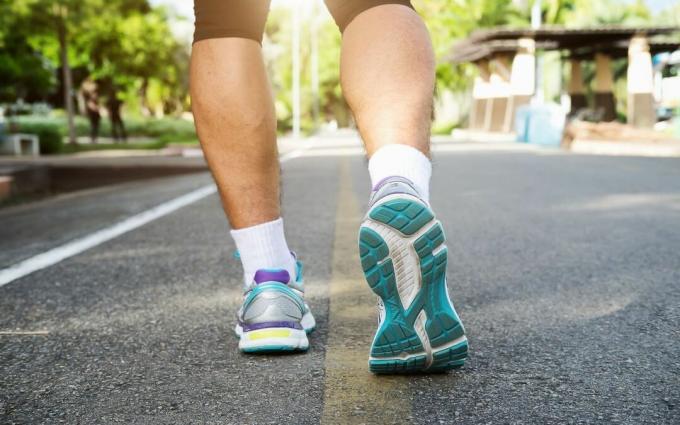 Runner atleet voeten rennen op de weg