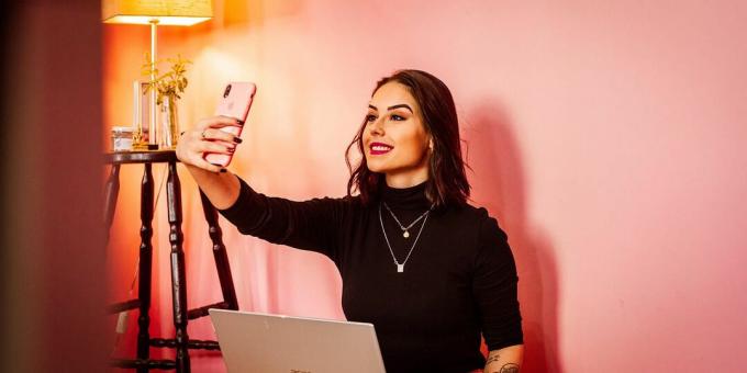 Vrouw die een selfie maakt in de kamer