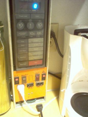 Hoe veilig een magnetron uit elkaar te halen en wat te doen met de onderdelen instructables homunkoloss 375x500