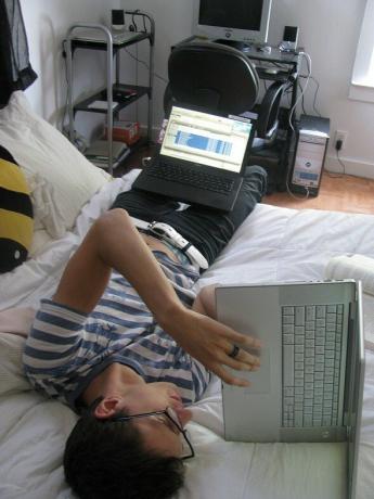 Zit, sta of zit u bij het gebruik van uw computer? [Je vertelde het ons] met een computer in bed