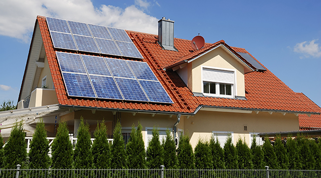 Zonnepanelen op het dak van een huis