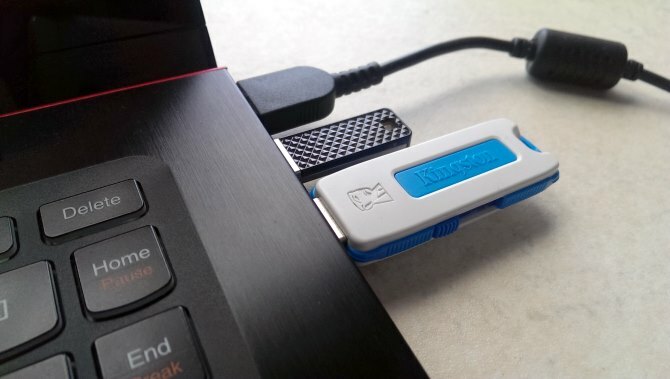 Kingston USB-drive aangesloten op laptop