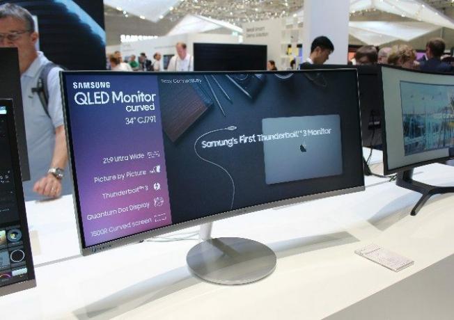 Gamen op IFA 2018: Wat is er nieuw en wat is er populair? Samsung CFG70 Curved QLED Gaming Monitor 001 IFA2018 670x472