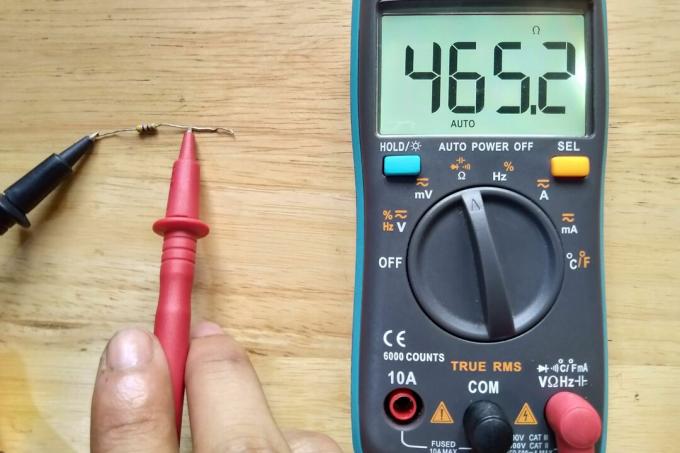 Een weerstand testen met een multimeter