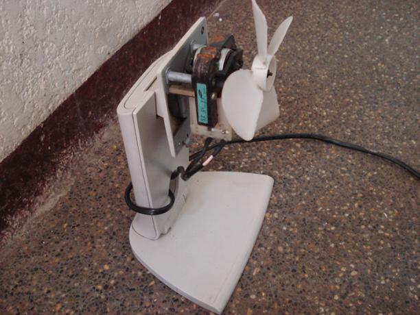 Veilig uit elkaar halen van een magnetron en wat te doen met de Onderdelenventilator monitorstandaard