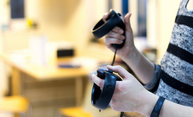 Oculus Touch VR-controllers Bekijk Oculus Touch-controllers met 2 670x408