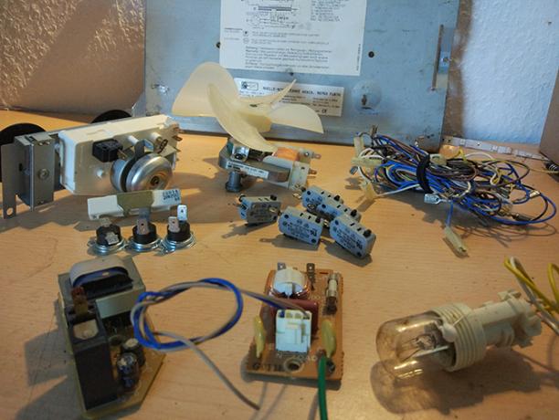 Hoe veilig een magnetron uit elkaar te halen en wat te doen met de onderdelen alles geborgen