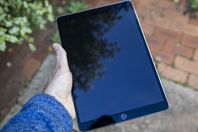 iPad Pro 10.5 Review: is de beste iPad goed genoeg? ipad pro 105 hand