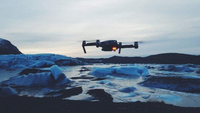 Drone vliegt in een Arctische omgeving 