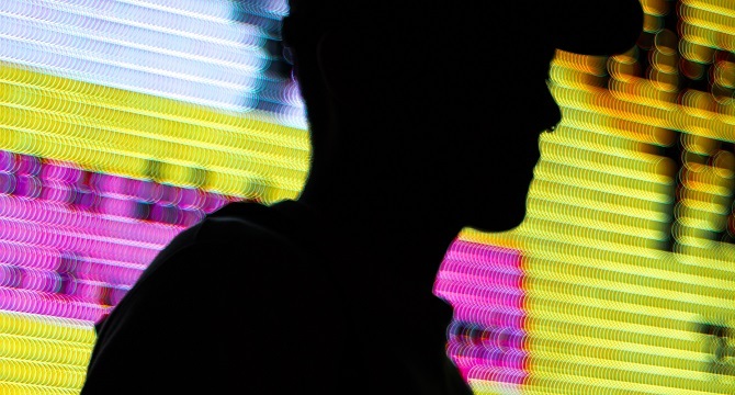 neon teken silhouet man pixels pixellated