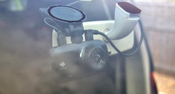 Z-EDGE Z3D Dashcam gemonteerd in venster