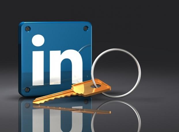 3d illustratie van een grote koperen sleutel die voor een rechtop blauw LinkedIn-logo met klinknagels ligt