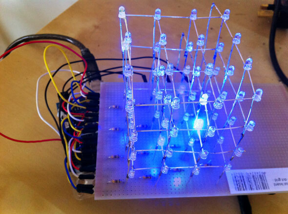 Hoe maak je een pulserende Arduino LED-kubus die eruitziet alsof hij uit de toekomst kwam? 4x4x4 led-kubus klaar