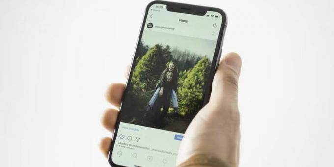 persoon die een iphone vasthoudt die instagram-post toont 