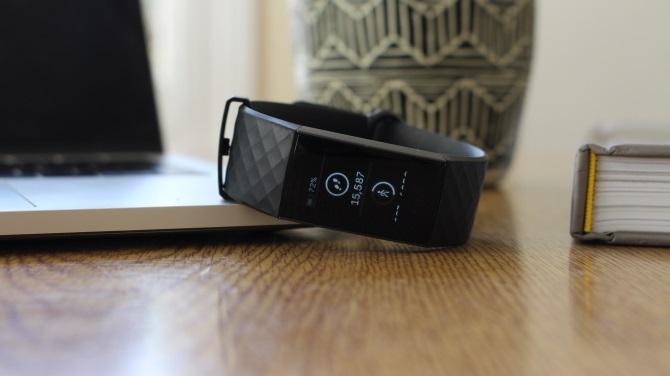 Fitbit Charge 3 fitnesstracker op een tafel