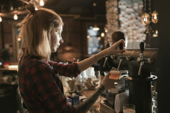 Maak reizen betaalbaarder door geld te verdienen tijdens uw reis shutterstock 387783682 670x447