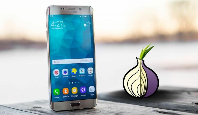 Het Tor-logo is te zien naast een Samsung-smartphone 