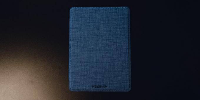 Een afbeelding van de Meebook M6 in een blauwe tas van het merk Meebook