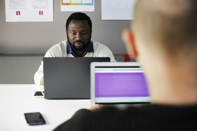 twee mannen op laptops