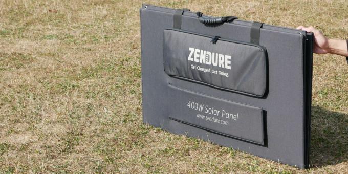 Zendure 400W zonnepaneel rechtop zittend op de grond