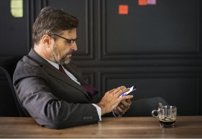 Professioneel gebruikend een telefoon