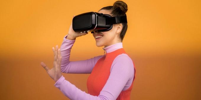 Vrouw die lacht terwijl ze een zwarte virtual reality-headset draagt