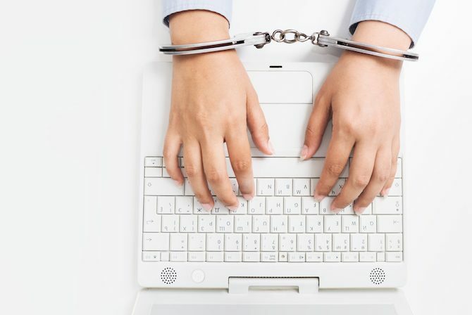 Uw gids voor de handcuffed handcomputer op het internationale web 670x448